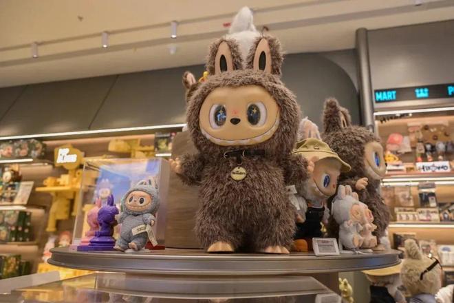 牌泡泡玛特想做Z世代的硬通货PG麻将胡了试玩当潮玩遇见卡(图1)