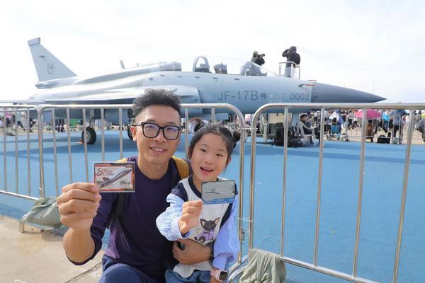 Z世代社交货币点亮文化新消费PG麻将胡了千亿卡牌赛道崛起(图2)